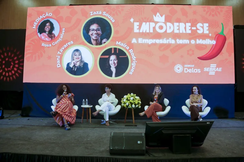 Painel Empodere-se — Zazá Sousa no palco com painelistas