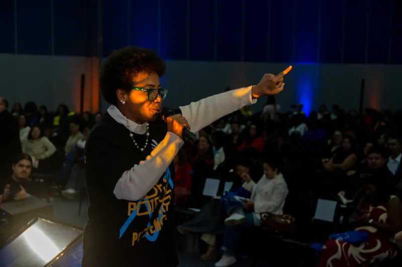 Zazá Sousa apontando para a plateia no Favela Mais Rica