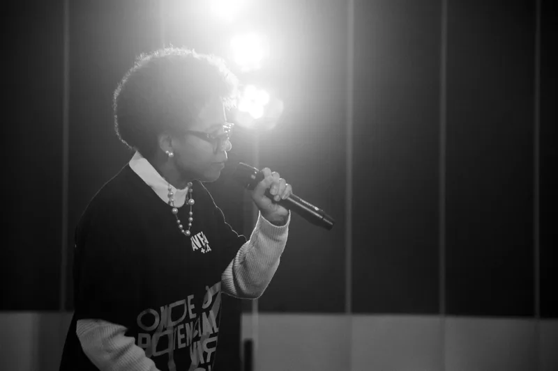 Zazá Sousa em silhueta artística preto e branco no palco