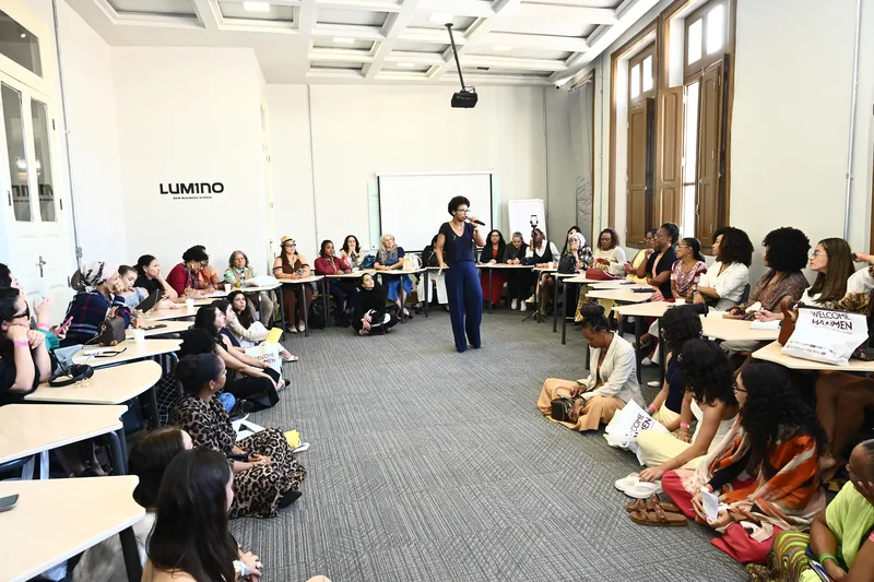 Sala superlotada no Welcome Forum — LUMINO New Business School