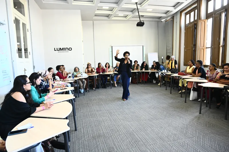 Zazá Sousa com mão levantada no Welcome Forum
