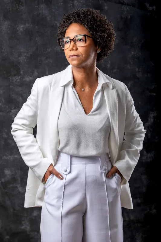 Zazá Sousa — Foto corporativa, blazer branco