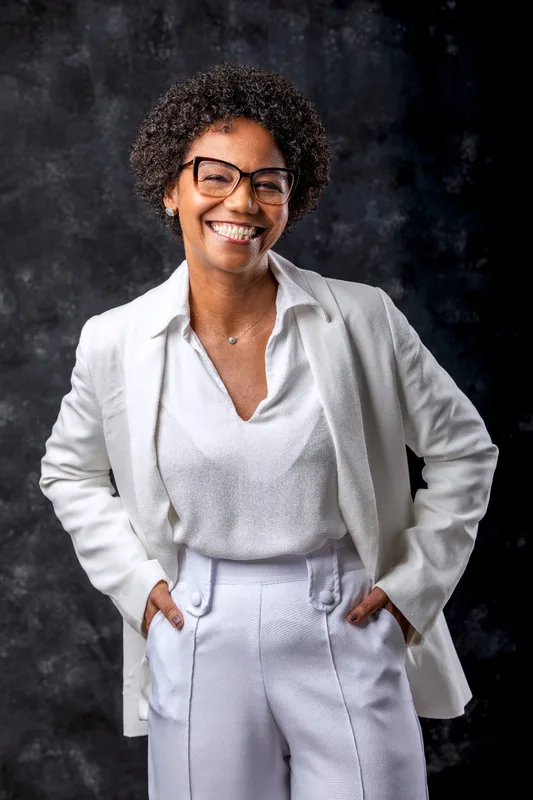 Zazá Sousa — Estúdio, blazer branco sorrindo