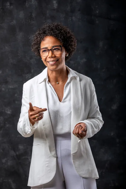 Zazá Sousa — Retrato, blazer branco