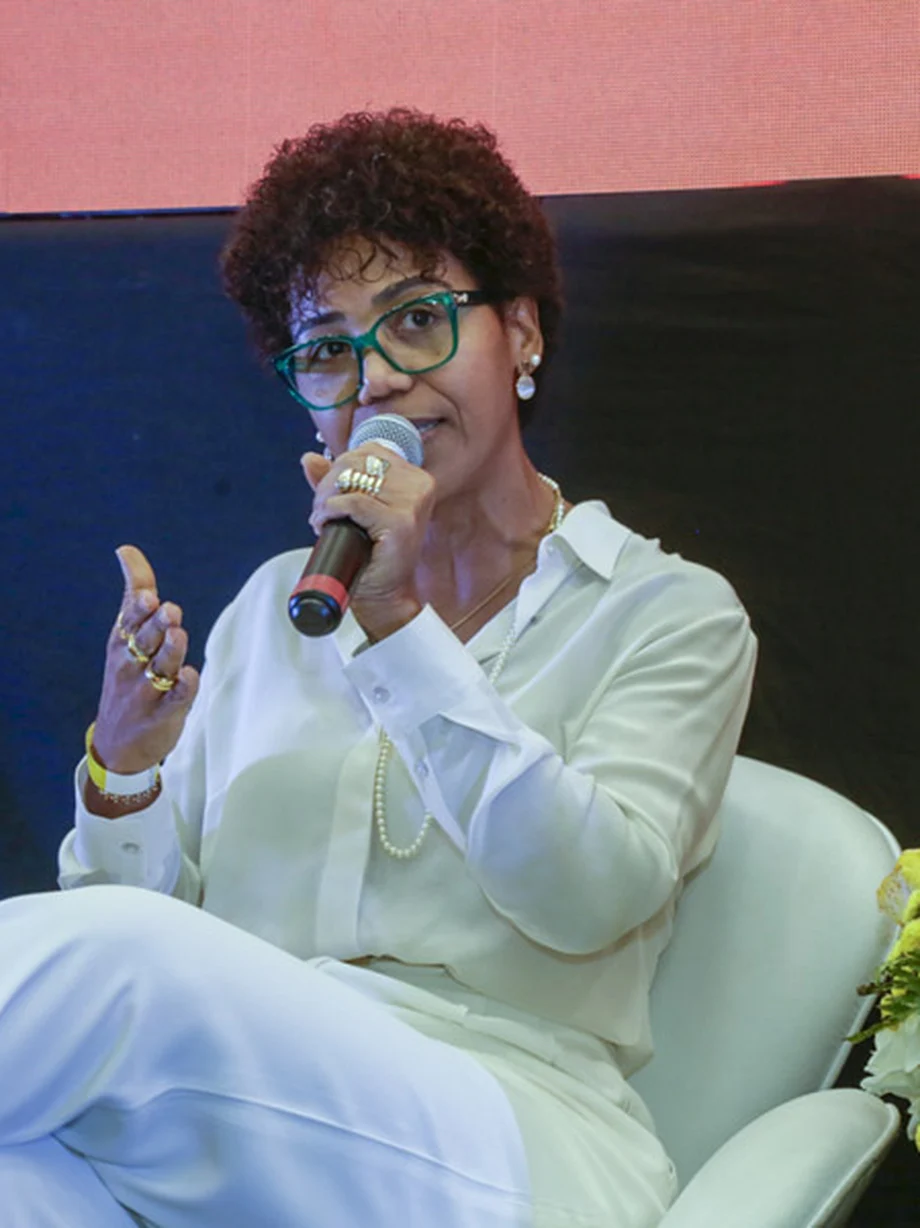 Zazá Sousa palestrando